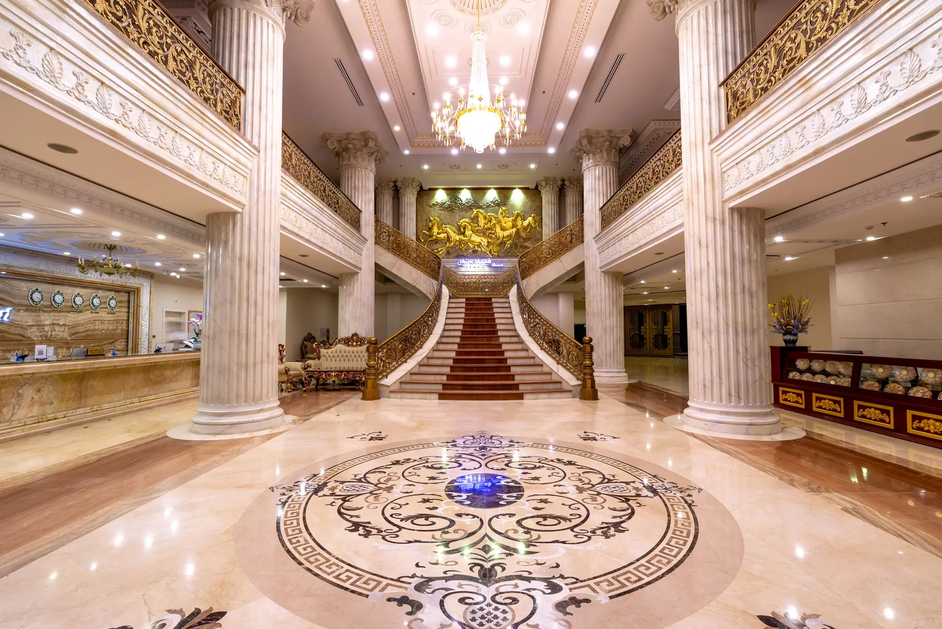 Luxuriöses Casino Interior mit prachtvollem Kronleuchter