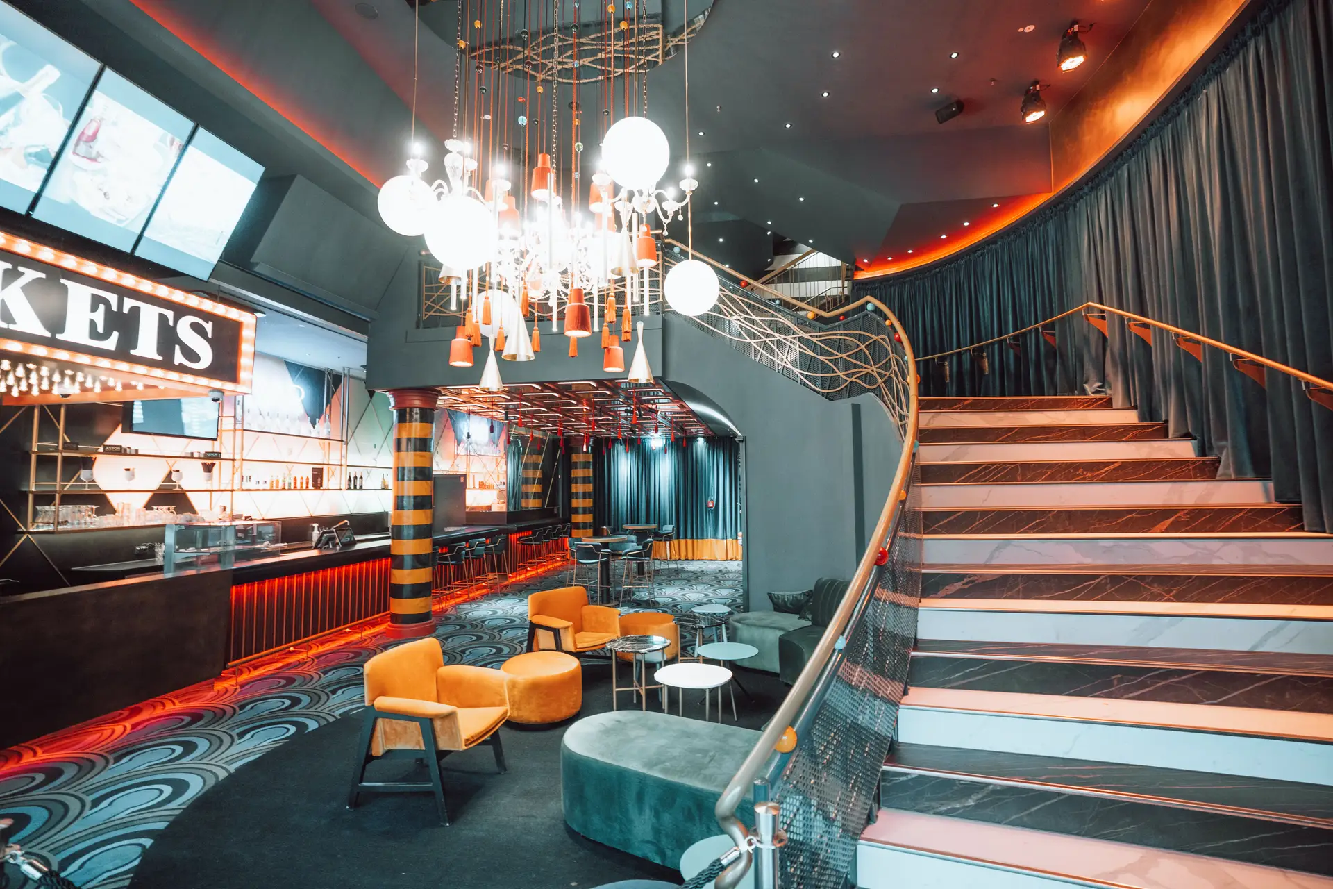 Modernisierte Bar und Lounge-Bereiche nach der Renovierung 2015