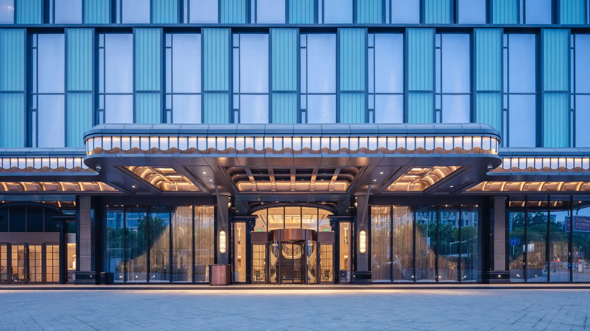 Elegante Außenansicht des Maplebordepartners Casinos mit moderner Glasfassade und stimmungsvoller Beleuchtung