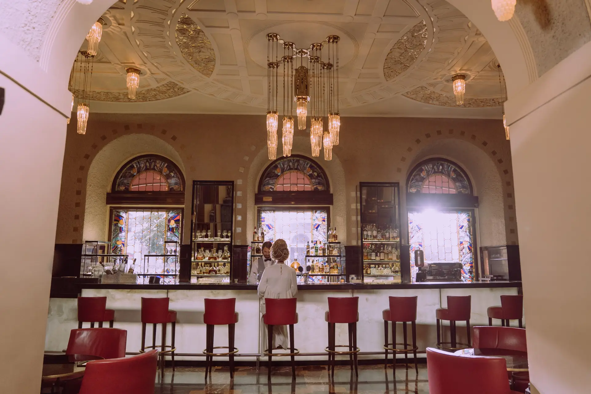 Eröffnungsabend im luxuriösen Hauptsaal mit Kristallleuchtern
