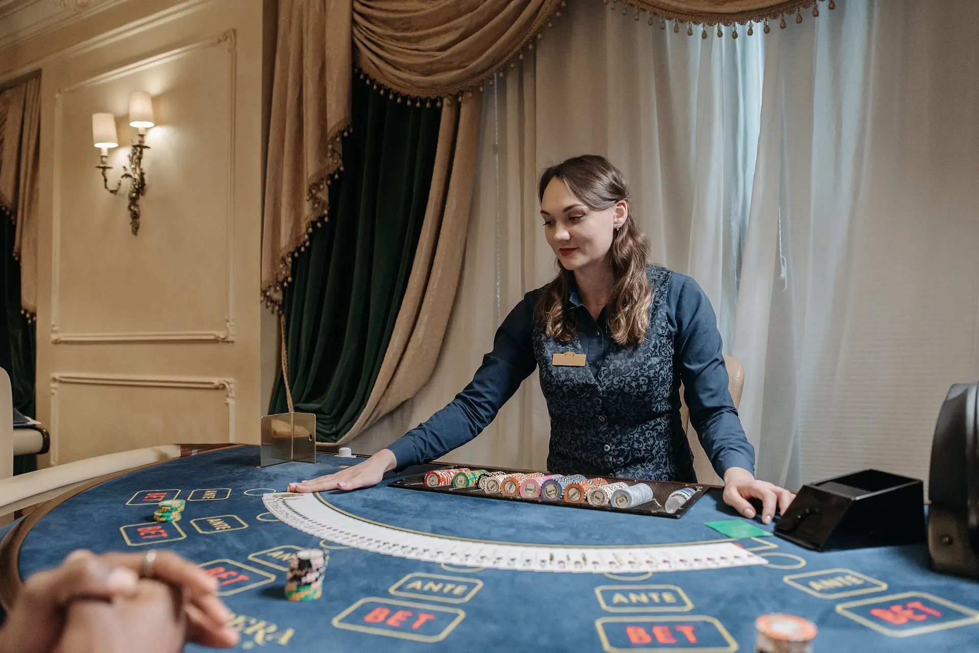 Spieltische und professioneller Service im Casino
