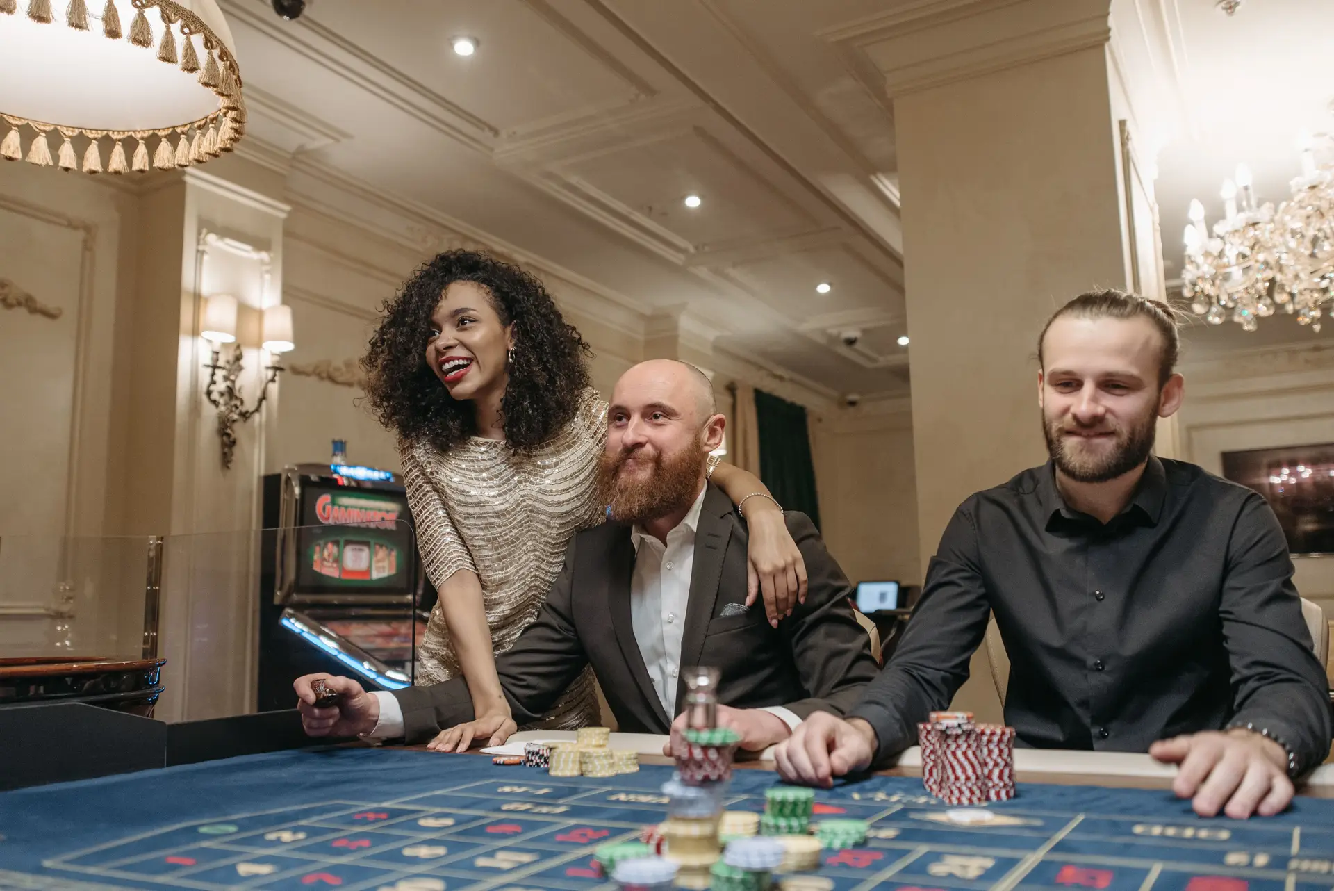 Gäste genießen den Abend im Casino